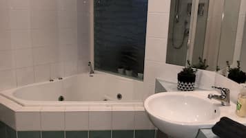Shower, jetted bath, hair dryer, towels