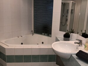 Shower, jetted bath, hair dryer, towels