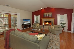 Fernseher, Kamin, DVD-Player, Bücher