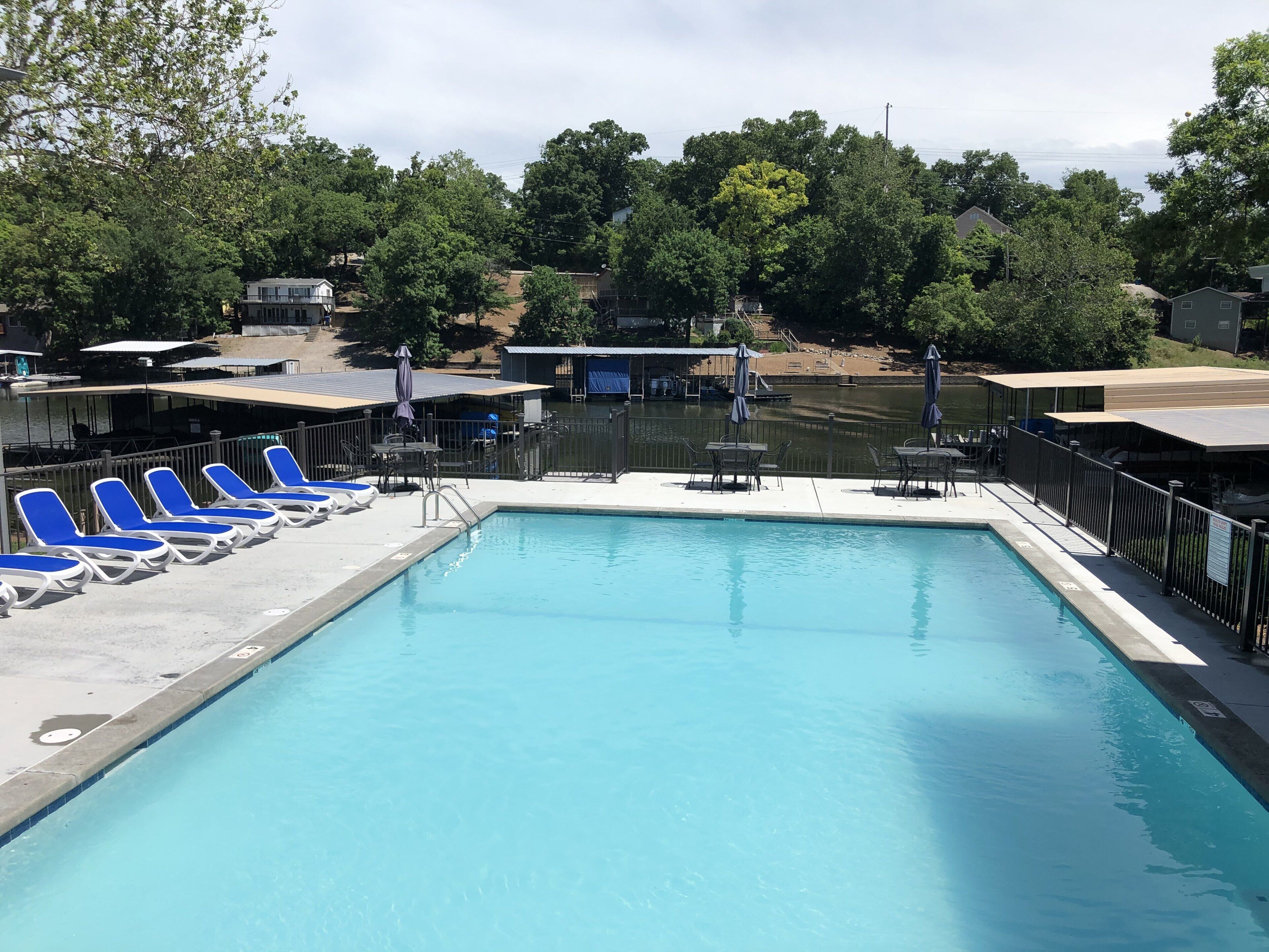 3 BR/2 BA Lake Front Condo Next to Golf Course, Pool, Dock