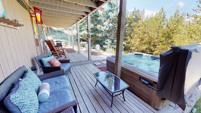 Pet Friendly! Private Hot Tub. Easy Drive to 6 Ski Areas, Dining, Shops