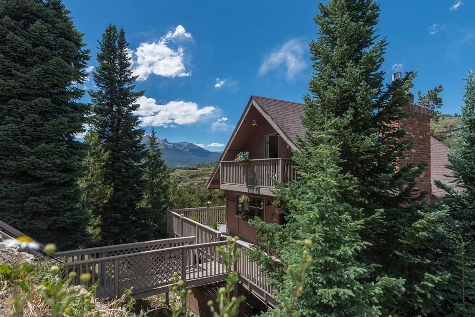 Pet Friendly! Private Hot Tub. Walk/Drive to Concerts, Marina, Dining, Shops