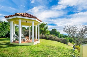 Property grounds - Fast WiFi, 4 bedrooms, sleeps 8, panoramic ocean views, West Coast .. Paradise ! (Prospect)