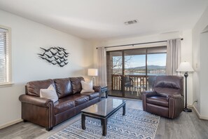 TV, ping pong, video library - South Shore 1 bdrm/Cabana/MiniGolf/Pickleball/Tennis/Gameroom & More! (Hot Springs)