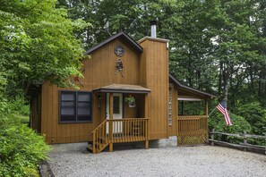 Exterior - WIFI, HOT TUB, ~A/C~, SMART TV IN BD. FIRE PIT BY THE CREEK, 2 MIN TO MAGGIE (Maggie Valley)