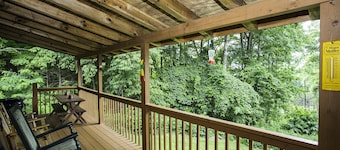 WIFI, HOT TUB, ~A/C~, SMART TV IN BD. FIRE PIT BY THE CREEK, 2 MIN TO MAGGIE