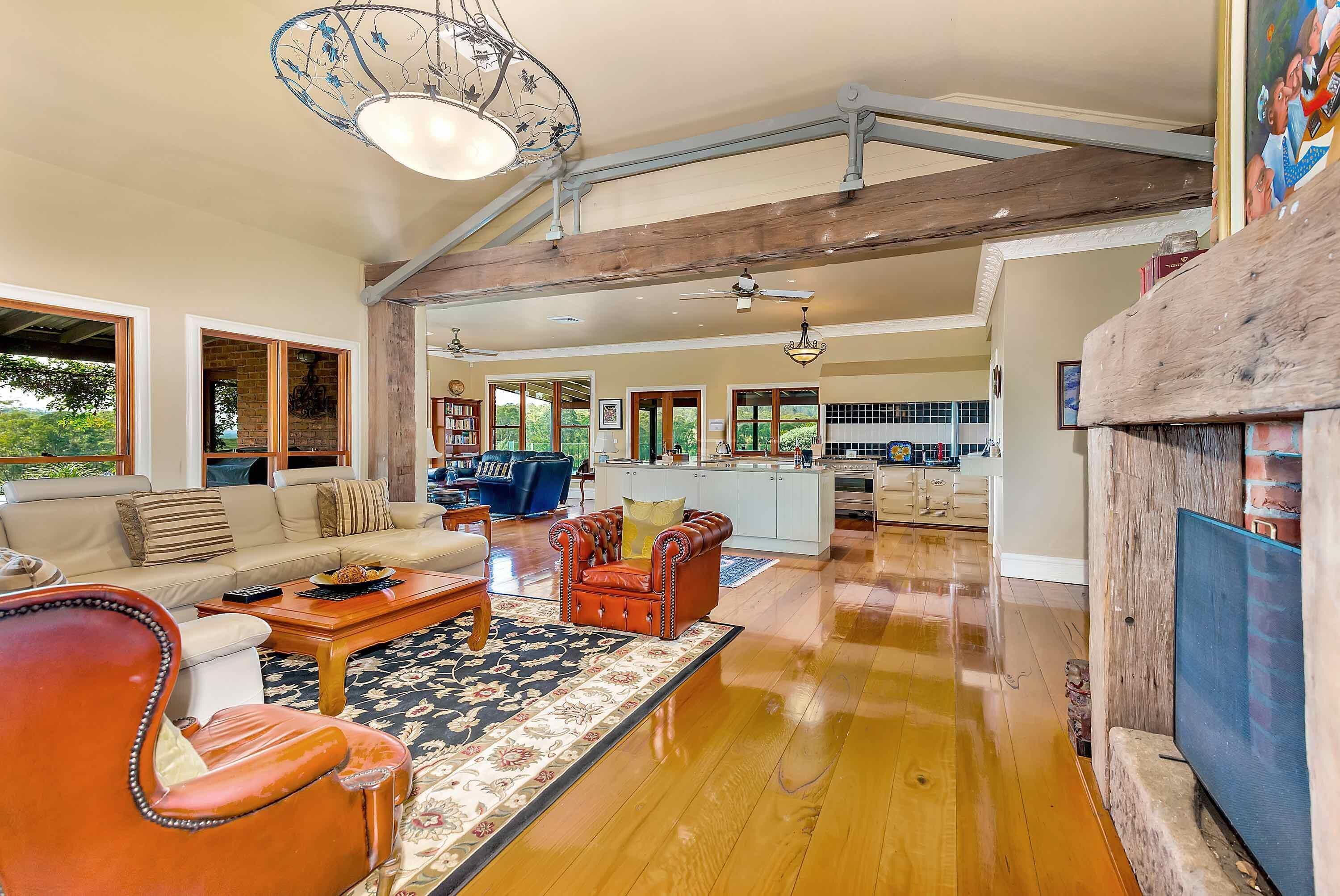 TV, peis, bøker og stereoanlegg