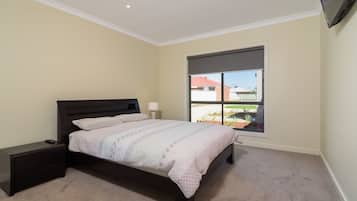 4 bedrooms, iron/ironing board