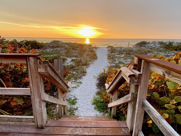 Na praia, espreguiçadeiras, toalhas de praia 
