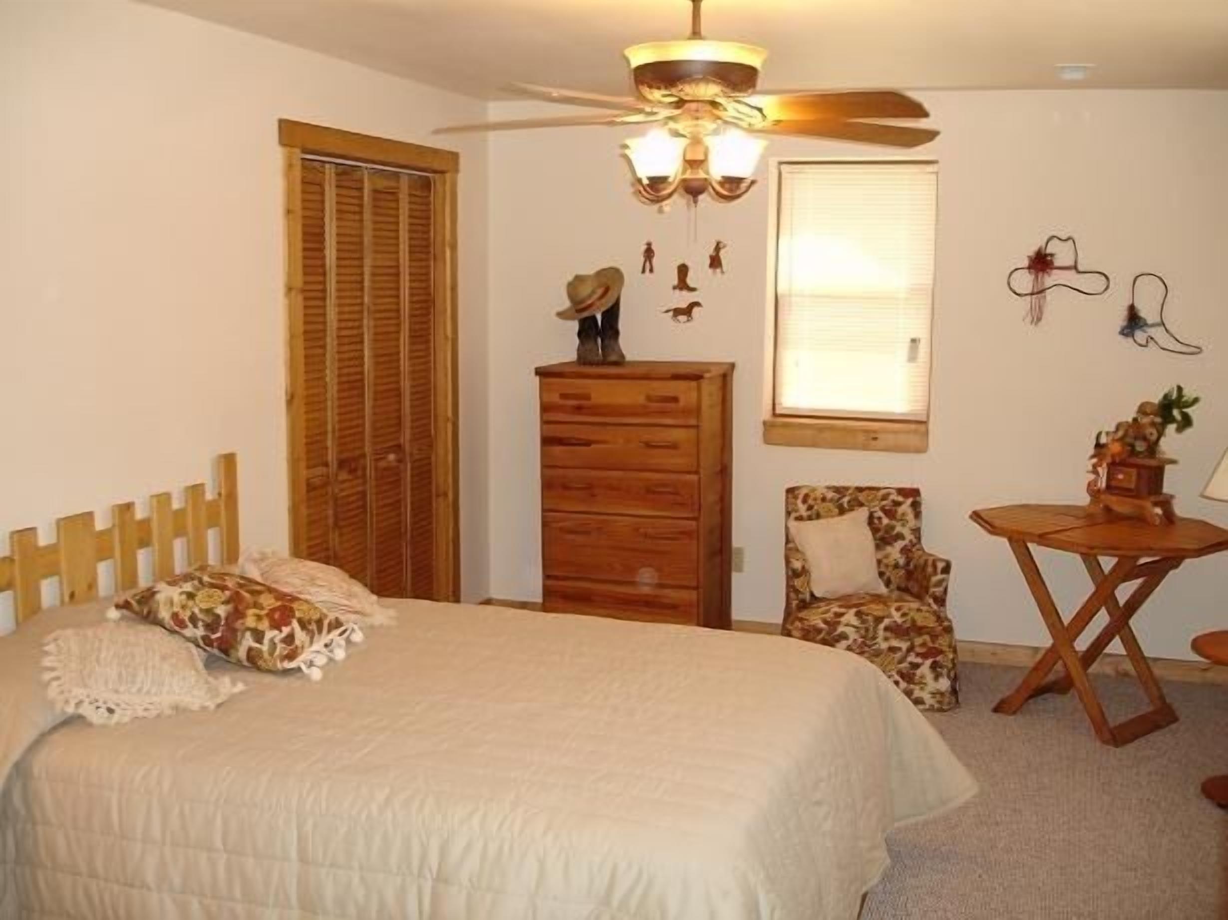 Fully modern and unique country lodge. Quiet and cozy.