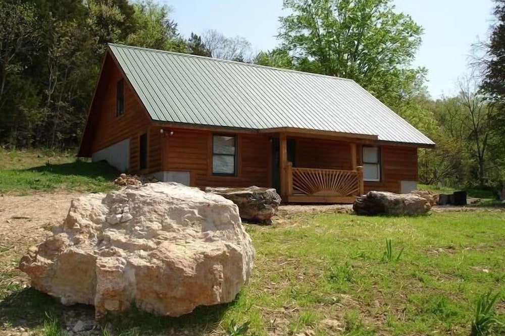 Fully modern and unique country lodge. Quiet and cozy.