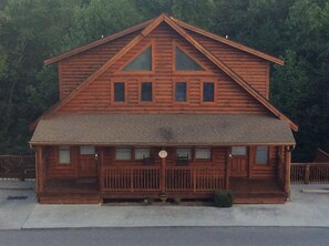 Exterior - Log Cabin with Full Resort Amenities just a Mile from the Parkway (Pigeon Forge)