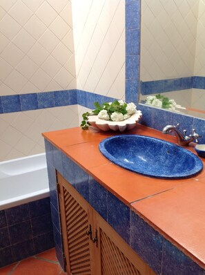 Combined shower/bathtub, hair dryer, bidet, towels