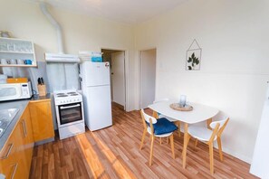 Full-sized fridge, microwave, oven, dishwasher