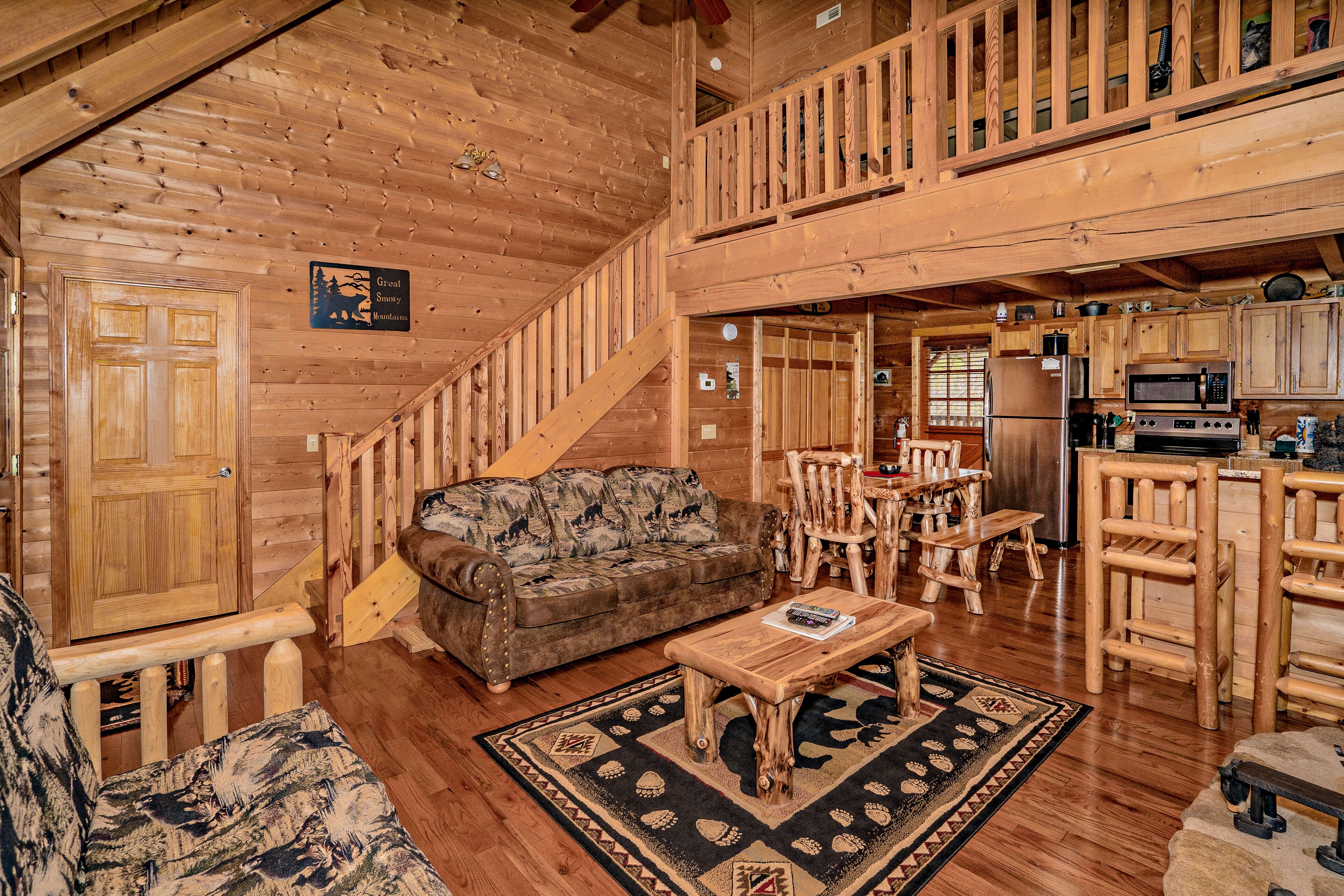 Honey Bear Hideaway: Wooded views! Game Room, Hot Tub, Top Amenities, close to area Attractions!