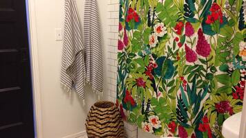 Combined shower/bathtub, hair dryer, towels