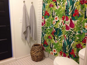 Combined shower/tub, hair dryer, towels