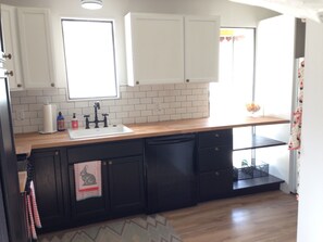 Fridge, microwave, oven, stovetop - Close to Downtown, Austin Convention Center,  Hike & Bike Trails, and All Sxsw (Austin)