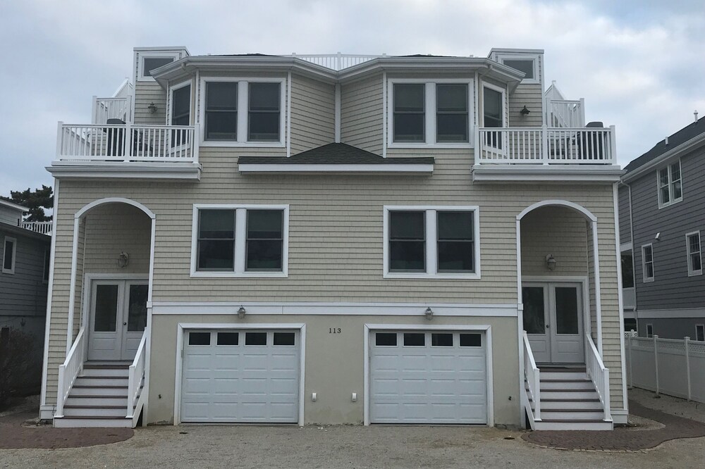 Flexiable Good weeks Avail. 6 HOUSES TO BEACH 4 BR 3.5Bath,PingPong,Beach Badges