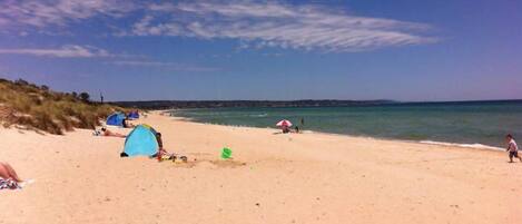 Plage à proximité, chaises longues