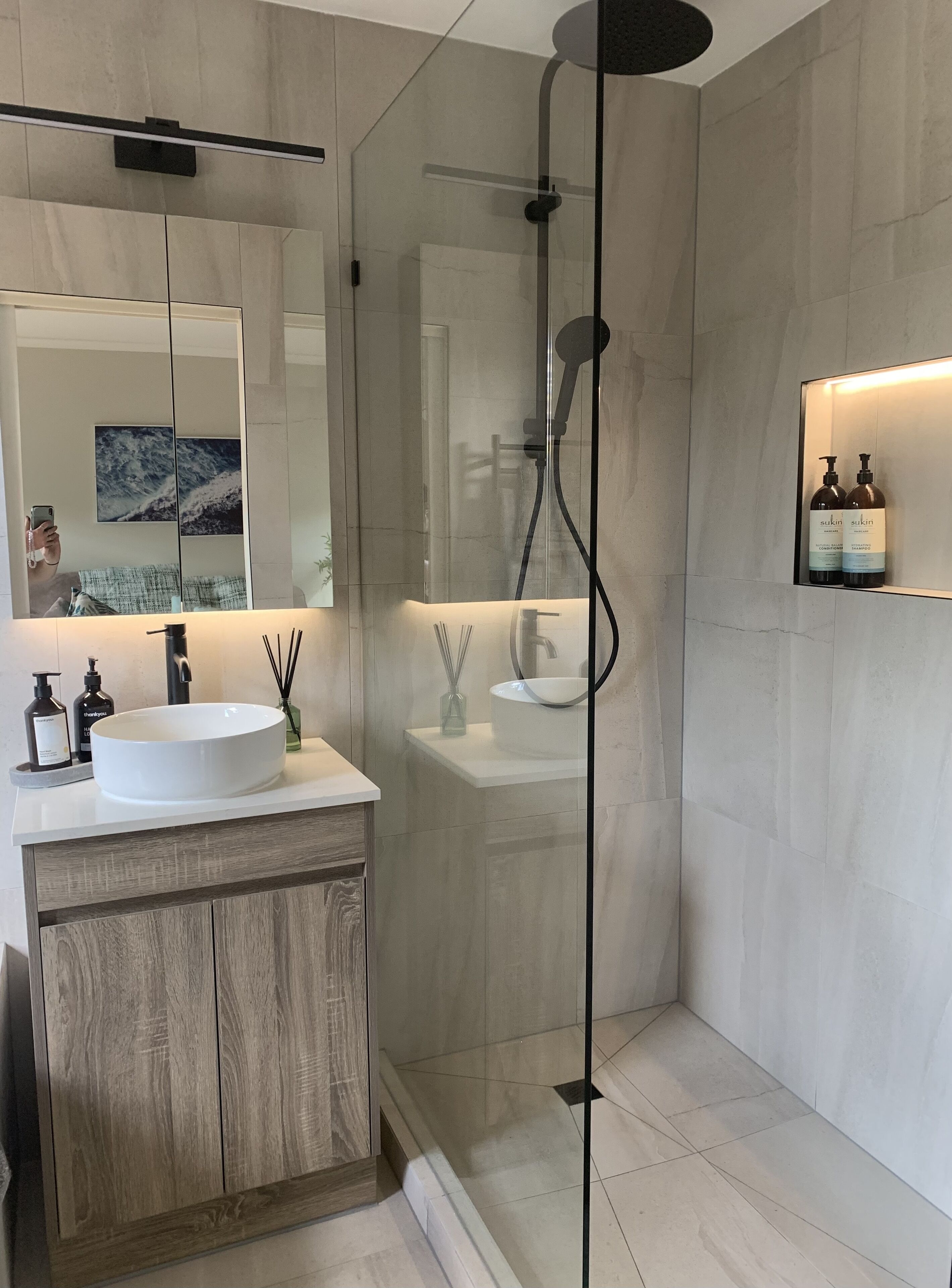 Combined shower/bathtub, hair dryer, towels, soap