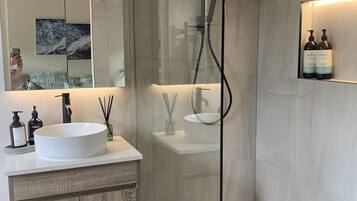 Combined shower/bathtub, hair dryer, towels, soap