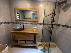 シャワー、ヘアドライヤー、タオル