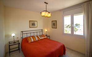 4 bedrooms, desk, iron/ironing board, free WiFi