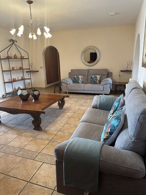 Smart TV, videojuegos, reproductor de DVD y libros 