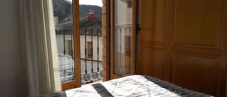 3 habitaciones, escritorio y tabla de planchar con plancha