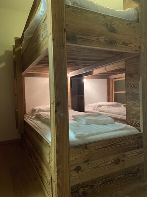 3 Schlafzimmer, Reisekinderbett, kostenloses WLAN, Bettwäsche