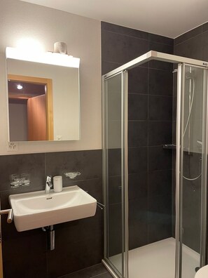 Combined shower/bathtub, hair dryer, towels, toilet paper