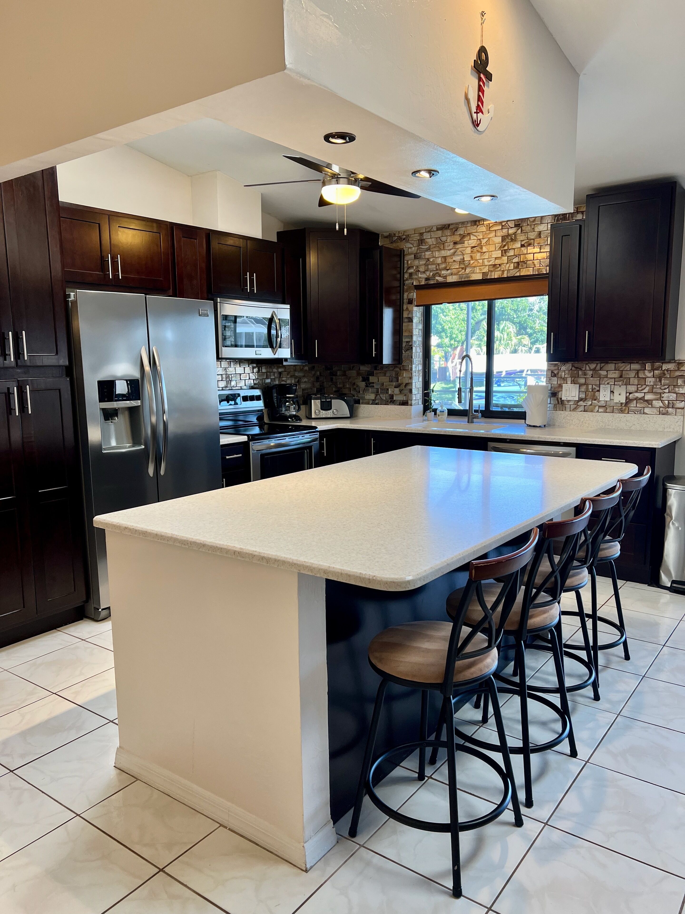 Kjøleskap, mikrobølgeovn, ovn og kokeplater