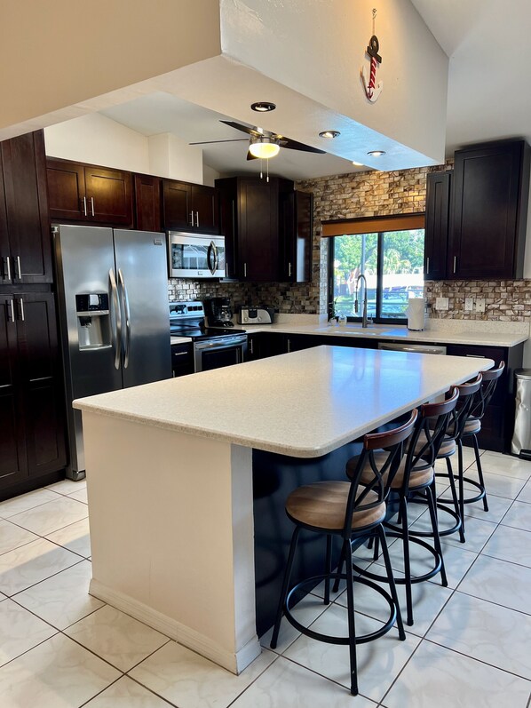 Réfrigérateur, micro-ondes, four, plaque de cuisson