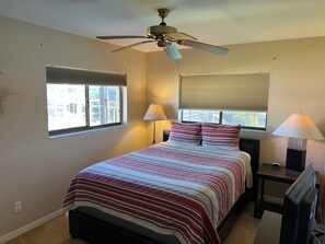 3 bedrooms, travel cot, free WiFi, bed sheets - Gulf Access POOL Home in SE Cape Coral!! 3/2 with a large open living space!  (Cape Coral)