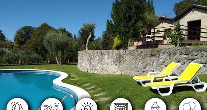 Farmhouse with pool and grill in a quiet area. Halfway to Braga and Geres