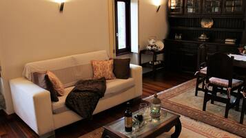 Televisie, een open haard, een dvd-speler en een tafeltennistafel