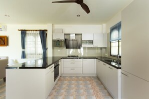 Kjøleskap, mikrobølgeovn, ovn og kokeplater