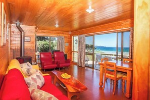Smart TV - Sandy Bay Beachfront - Holiday Home (Matapouri)