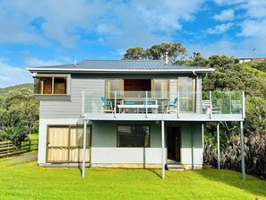 Exterior - Sandy Bay Beachfront - Holiday Home (Matapouri)