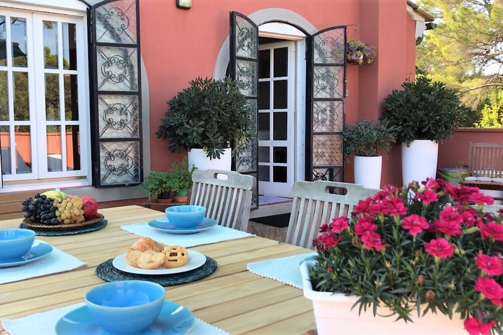 Spacious apartment in ancient Villa w/ exclusive terrace, park and seasonal pool