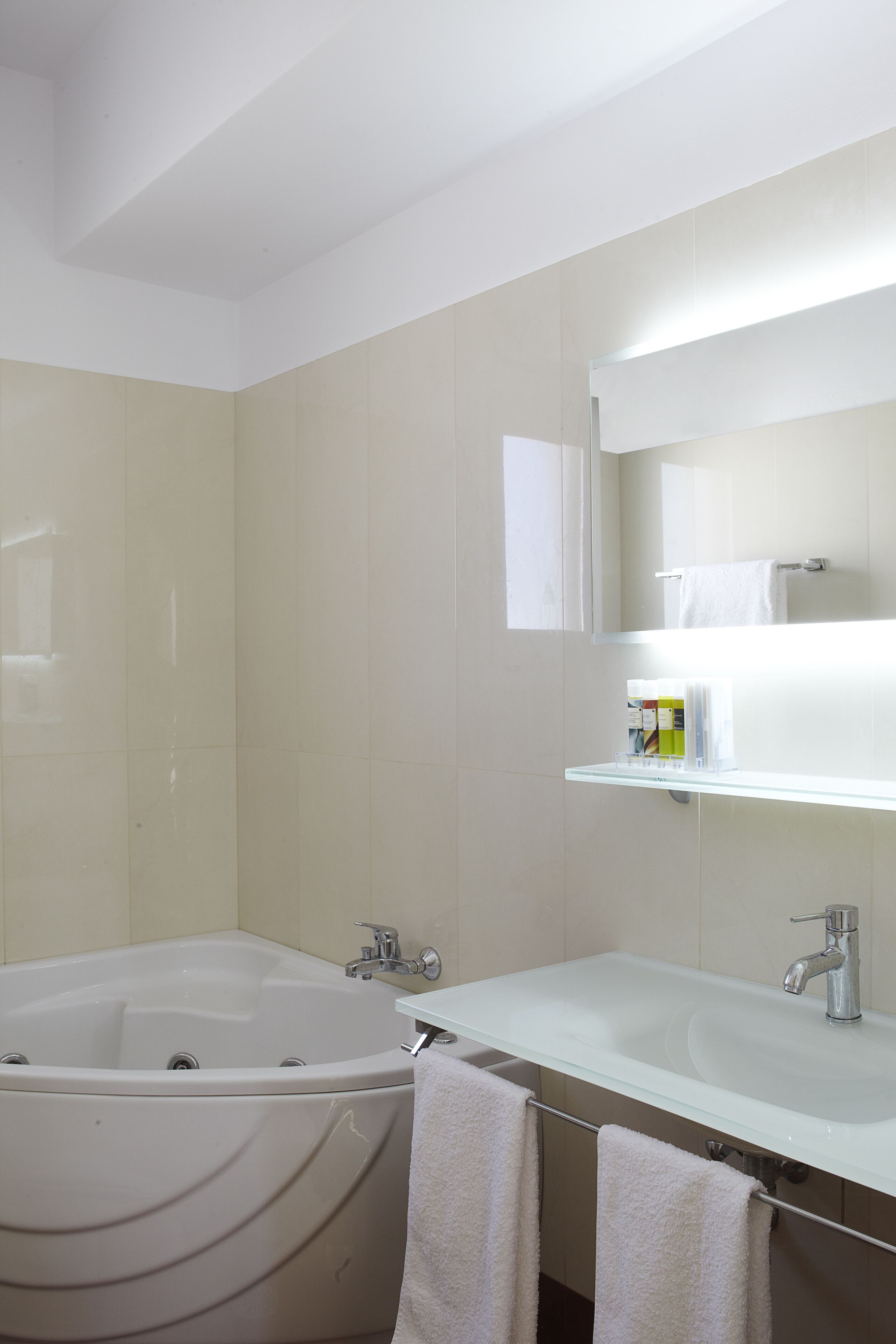 Two bedroom apartment with one bathroom, sea view, breakfast