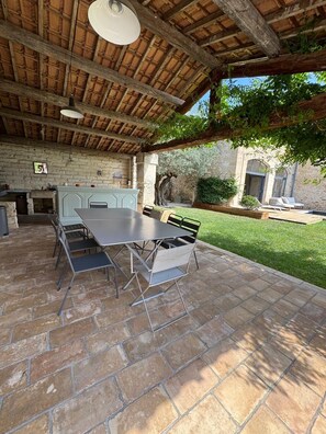 Outdoor dining - Gorgeous Fully Restored Villa with Pool, 20 Min From Beaches near Montpellier (Baillargues)