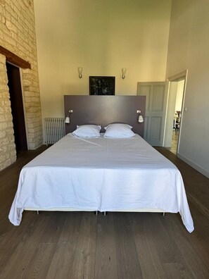 6 bedrooms, iron/ironing board, travel cot, free WiFi