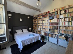6 bedrooms, iron/ironing board, travel cot, free WiFi - Gorgeous Fully Restored Villa with Pool, 20 Min From Beaches near Montpellier (Baillargues)