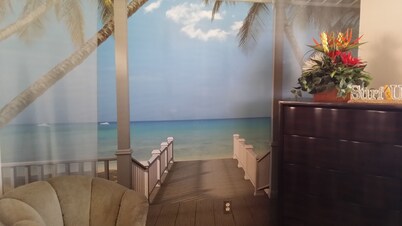 Beach Bungalow, garage, fenced in front yard, pet door and Wi-Fi