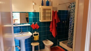 Shower, hair dryer, towels - 2 rooms on the ground floor in a private house (CONCA)