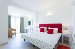 4 bedrooms, in-room safe, iron/ironing board, travel crib - Family Friendly Accommodation with Private Pool and Sea Views (Monte Lemos)