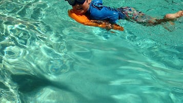 Een buitenzwembad en een verwarmd zwembad