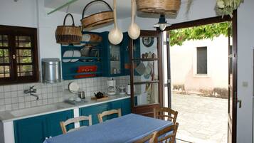 Frigorífico, horno, placa de cocina y lavavajillas